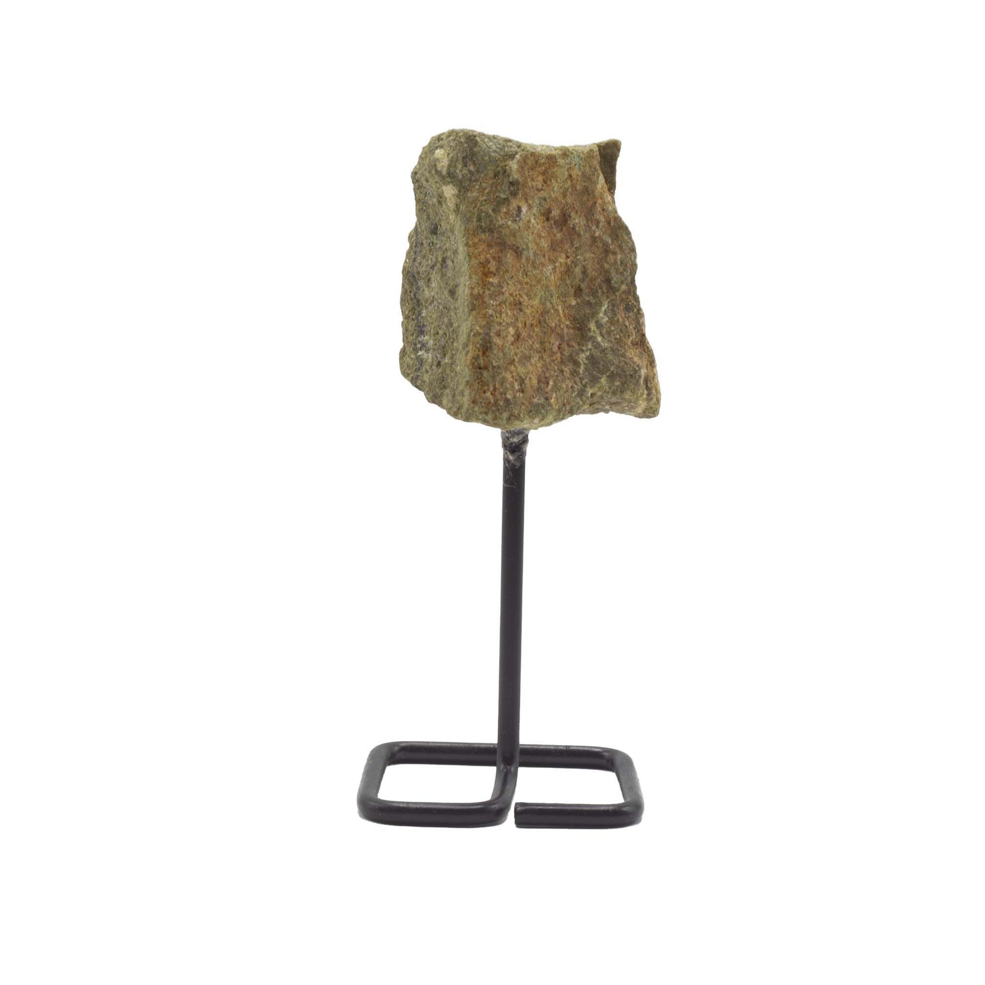 Mineral natural de epidoto con soporte metálico negro para decoración espiritual y coleccionismo mineral