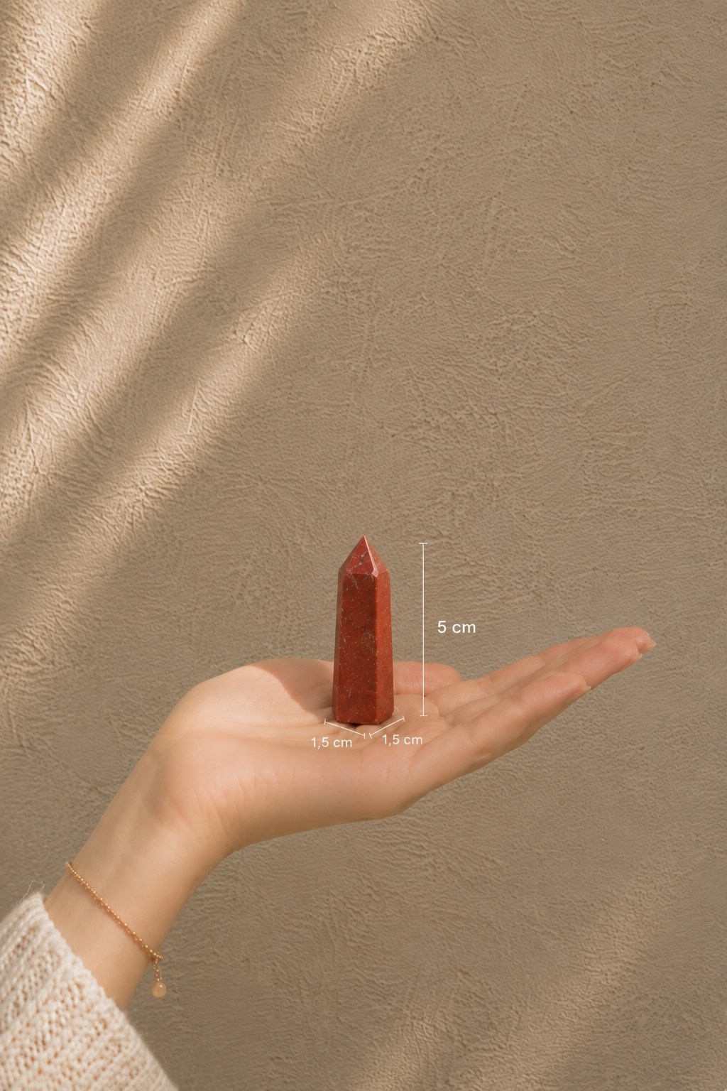 Punta de Jaspe Rojo natural pulida en forma de obelisco de 3,5 a 5 cm.