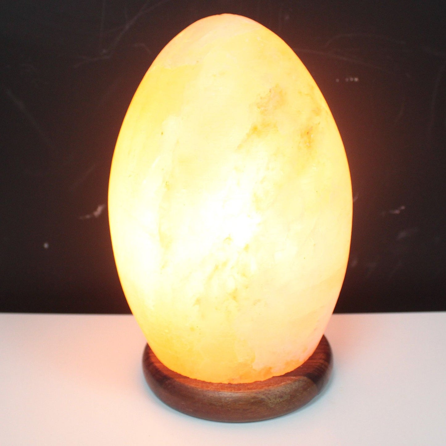 Lámpara de Sal del Himalaya Forma Huevo - Base Madera Natural