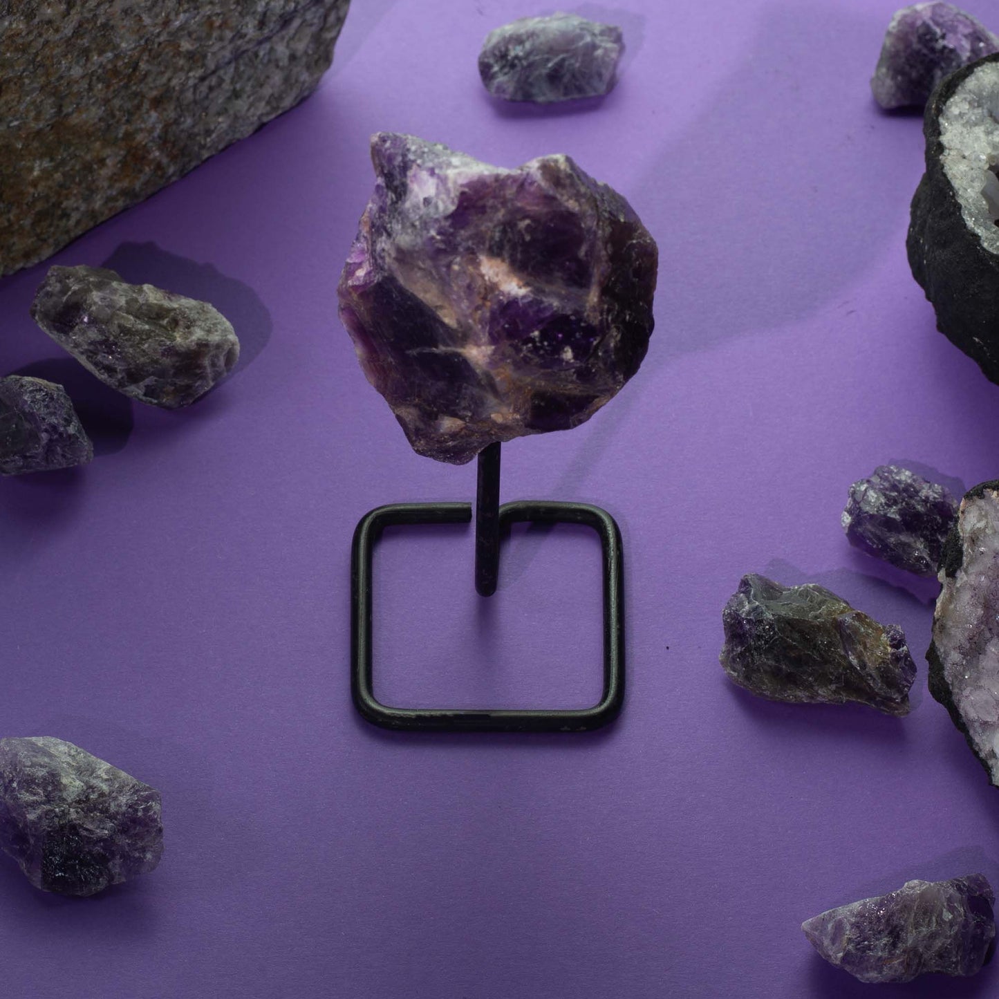 Muestra mineral en soporte metálico - Piedra lunar arcoíris