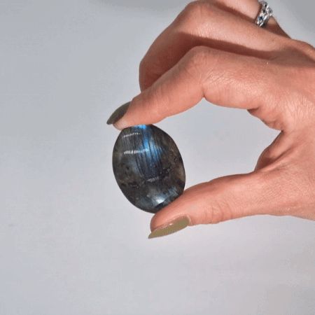 Piedra de Labradorita de Madagascar – Palma (3,5 × 3 × 2 cm)