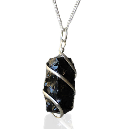 Collar de Piedras Envueltas en Cascada - Ónix Negro en bruto