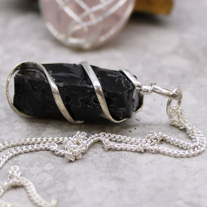 Collar de Piedras Envueltas en Cascada - Ónix Negro en bruto