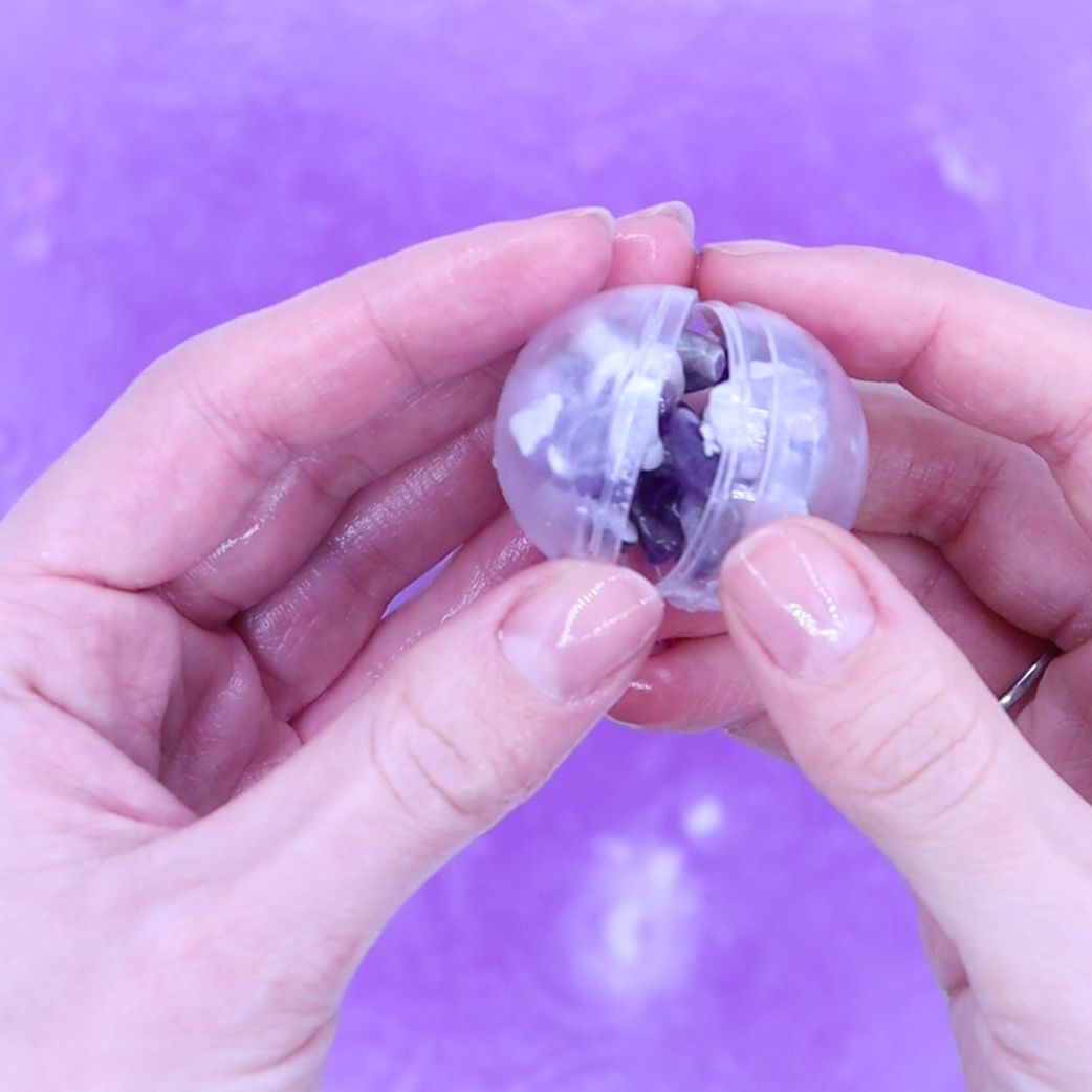 Bomba de baño con pulsera de gemas de sodalita