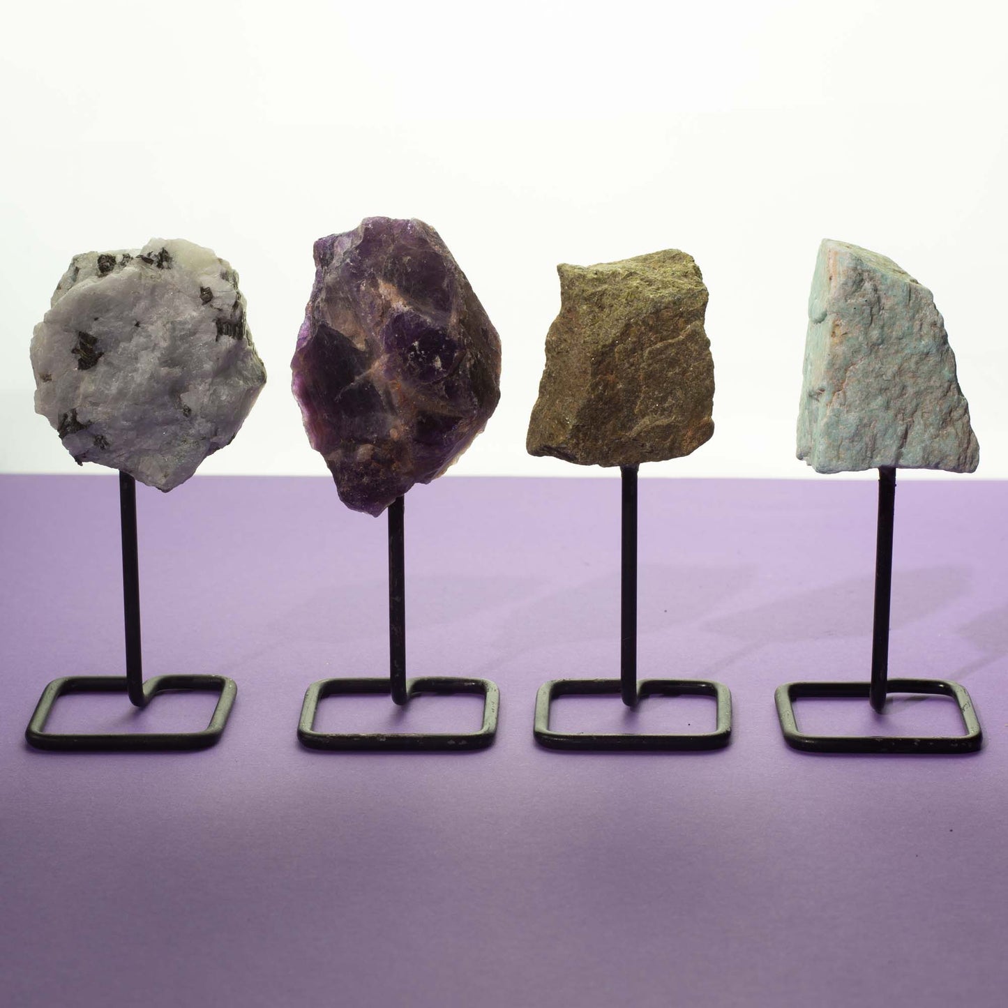 Muestra mineral en soporte metálico - amatista