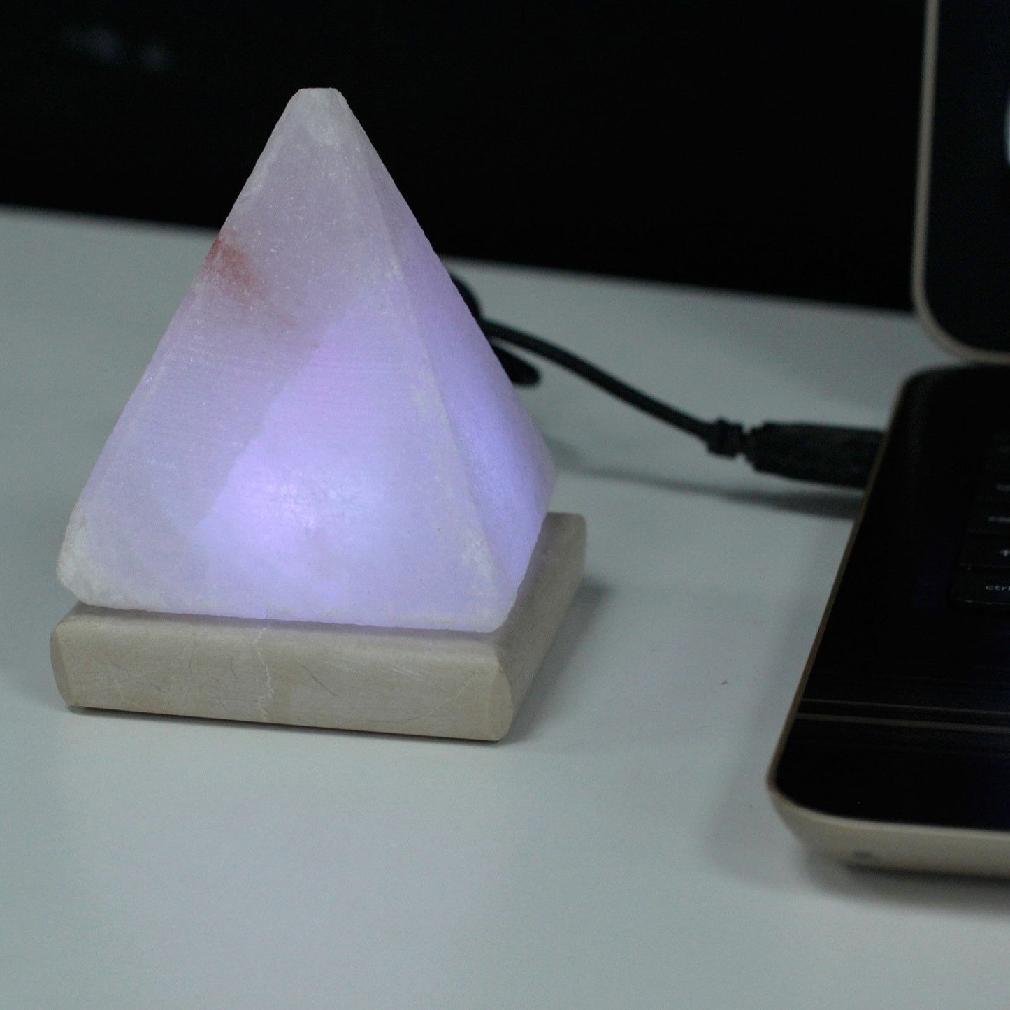 Lámpara de Sal del Himalaya Pirámide USB – Luz Natural 9 cm