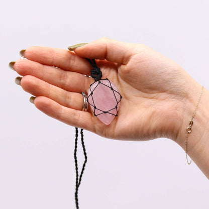 Collar Lágrima de Cuarzo Rosa con Cordón Trenzado – Amor y Armonía