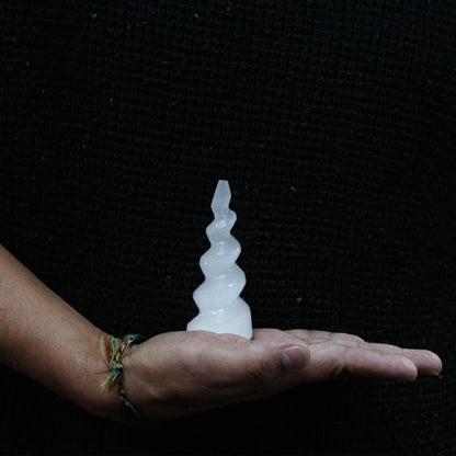Torre de Cuerno de Unicornio Espiral de Selenita - 10 cm