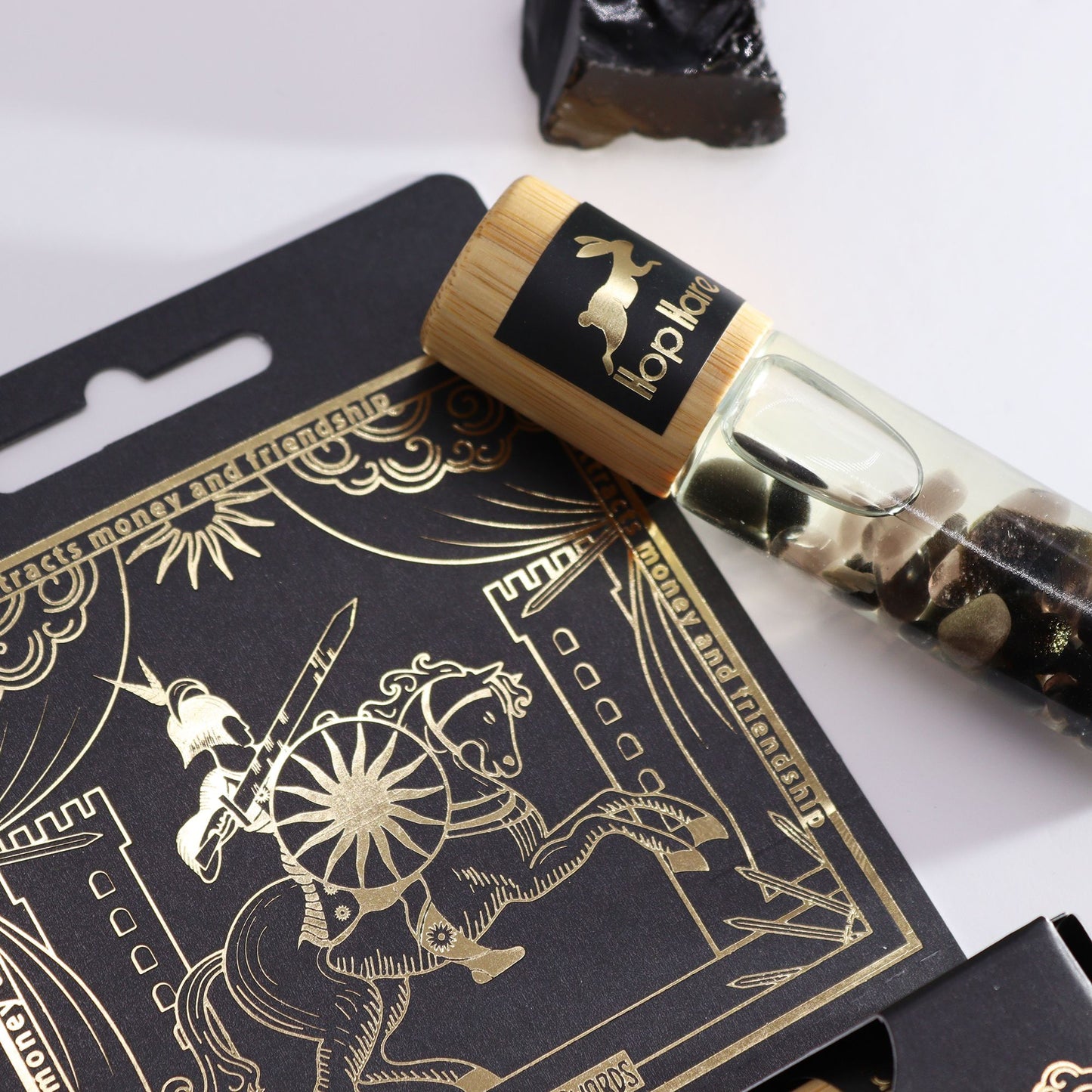 HH Tarot Roll On - El Caballero – Turmalina Negra para Protección Energética y Equilibrio (Chakra Raíz)